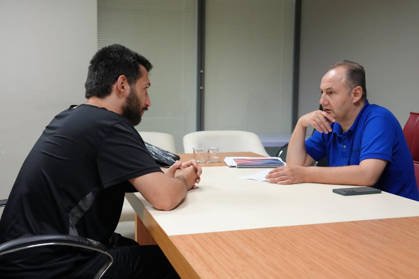 Farklı sektörlerden firmalar personel adaylarıyla buluştu.