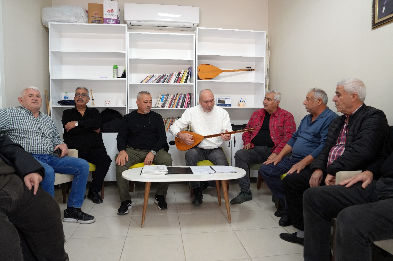 ÇUKUROVA’DA EMEKLİLERDEN MÜZİK ZİYAFETİ