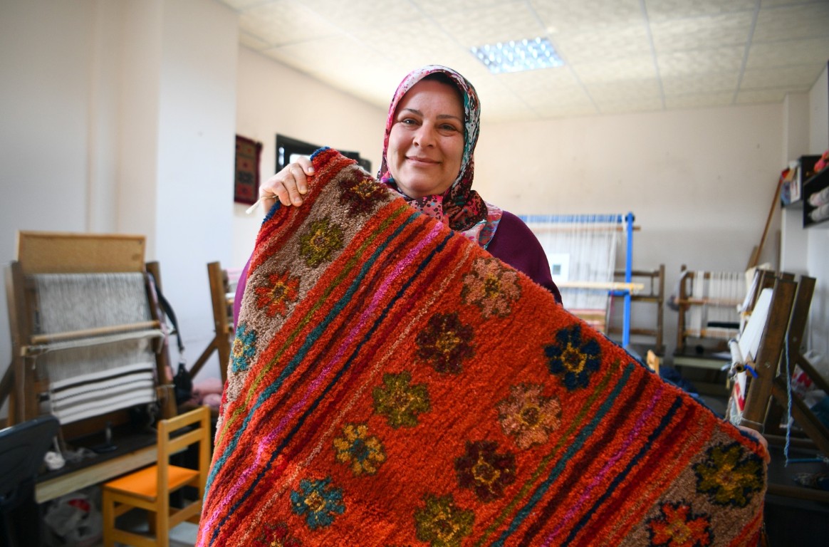 Çukurovalı Kadınlara Kilim Dokuma Kursu