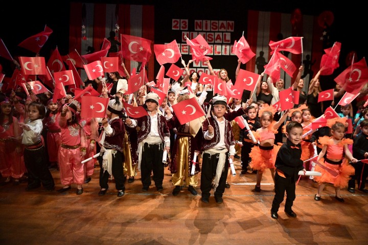 Çukurova’nın Minikleri 23 Nisan’ı Coşkuyla Kutladı