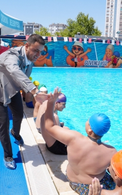 ÇUKUROVA’DA HAVUZLAR ÇOCUKLARLA ŞENLENDİ