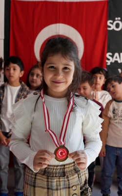 ÇUKUROVA’DA MİNİKLERDEN İSTİKLAL MARŞI’NA ANLAMLI ANMA