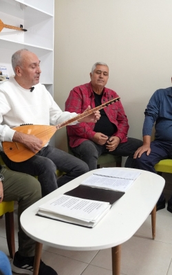 ÇUKUROVA’DA EMEKLİLERDEN MÜZİK ZİYAFETİ