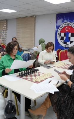 Çukurovalı kadınlar satranç öğreniyor