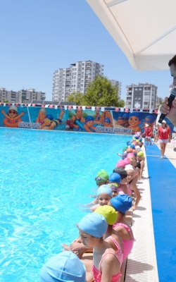 ÇUKUROVA’DA HAVUZLAR ÇOCUKLARLA ŞENLENDİ