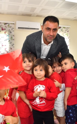 Başkan Kozay Büyük Bayramı Çocuklarla Karşıladı