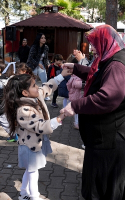 MİNİKLERDEN YAŞLILAR HAFTASI’NA ANLAMLI ZİYARET