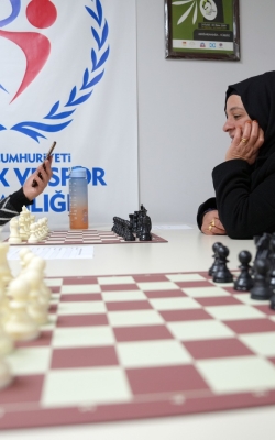Çukurovalı kadınlar satranç öğreniyor