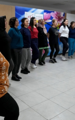 ÇUKUROVA BELEDİYESİ’NDEN KADINLARA HALK OYUNLARI KURSU