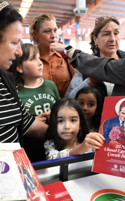 ÇUKUROVA’DA 23 NİSAN COŞKUSU RENKLİ GÖRÜNTÜLERE SAHNE OLDU