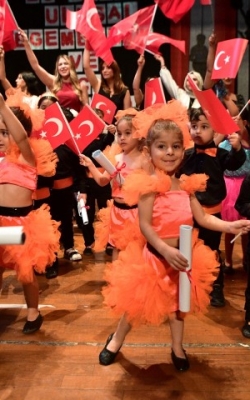 Çukurova’nın Minikleri 23 Nisan’ı Coşkuyla Kutladı