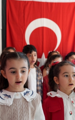 ÇUKUROVA’DA MİNİKLERDEN İSTİKLAL MARŞI’NA ANLAMLI ANMA