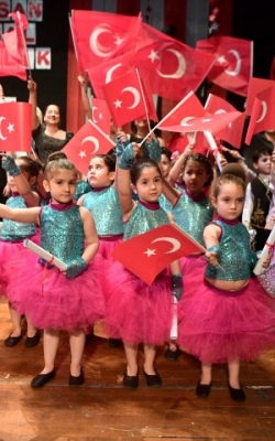 Çukurova’nın Minikleri 23 Nisan’ı Coşkuyla Kutladı