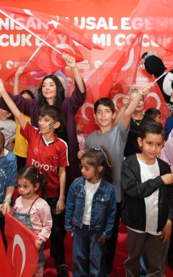 ÇUKUROVA’DA 23 NİSAN COŞKUSU RENKLİ GÖRÜNTÜLERE SAHNE OLDU