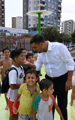 BAŞKAN EMRAH KOZAY, SU OYUN PARKI’NDA ÇOCUKLARLA BULUŞTU