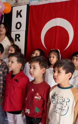ÇUKUROVA’DA MİNİKLERDEN İSTİKLAL MARŞI’NA ANLAMLI ANMA