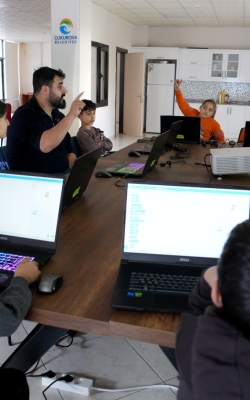 ÇUKUROVA’DA ÇOCUKLAR VE GENÇLER TEKNOLOJİYLE BULUŞUYOR