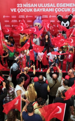 ÇUKUROVA’DA 23 NİSAN COŞKUSU RENKLİ GÖRÜNTÜLERE SAHNE OLDU