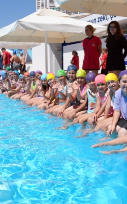 ÇUKUROVA’DA HAVUZLAR ÇOCUKLARLA ŞENLENDİ
