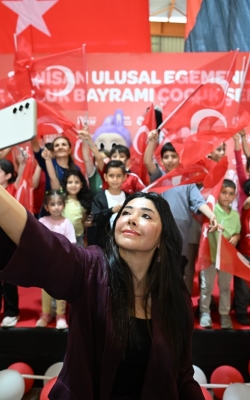 ÇUKUROVA’DA 23 NİSAN COŞKUSU RENKLİ GÖRÜNTÜLERE SAHNE OLDU