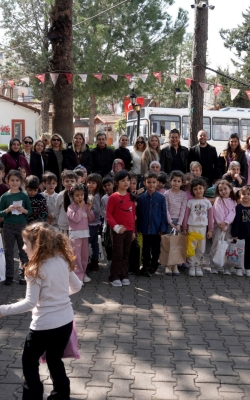 MİNİKLERDEN YAŞLILAR HAFTASI’NA ANLAMLI ZİYARET