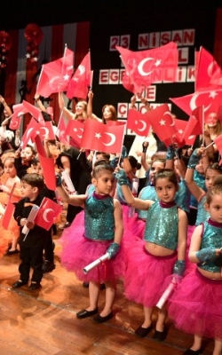 Çukurova’nın Minikleri 23 Nisan’ı Coşkuyla Kutladı