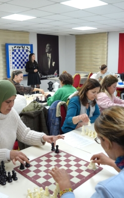 Çukurovalı kadınlar satranç öğreniyor