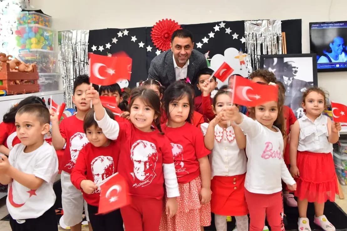 Başkan Kozay Büyük Bayramı Çocuklarla Karşıladı