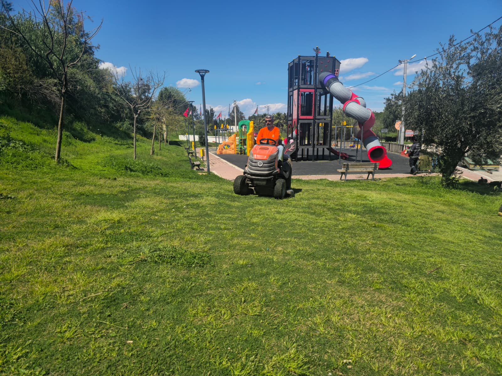 ÇUKUROVA BELEDİYESİ’NDEN PARK VE YEŞİL ALANLARDA YOĞUN MESAİ