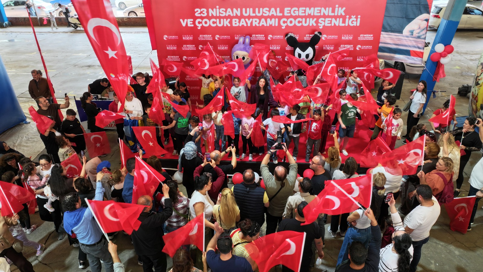 ÇUKUROVA’DA 23 NİSAN COŞKUSU RENKLİ GÖRÜNTÜLERE SAHNE OLDU