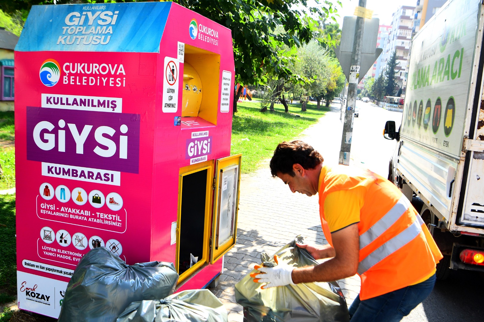 Giyilmeyen Kıyafetler Çöpe Değil Kumbaraya