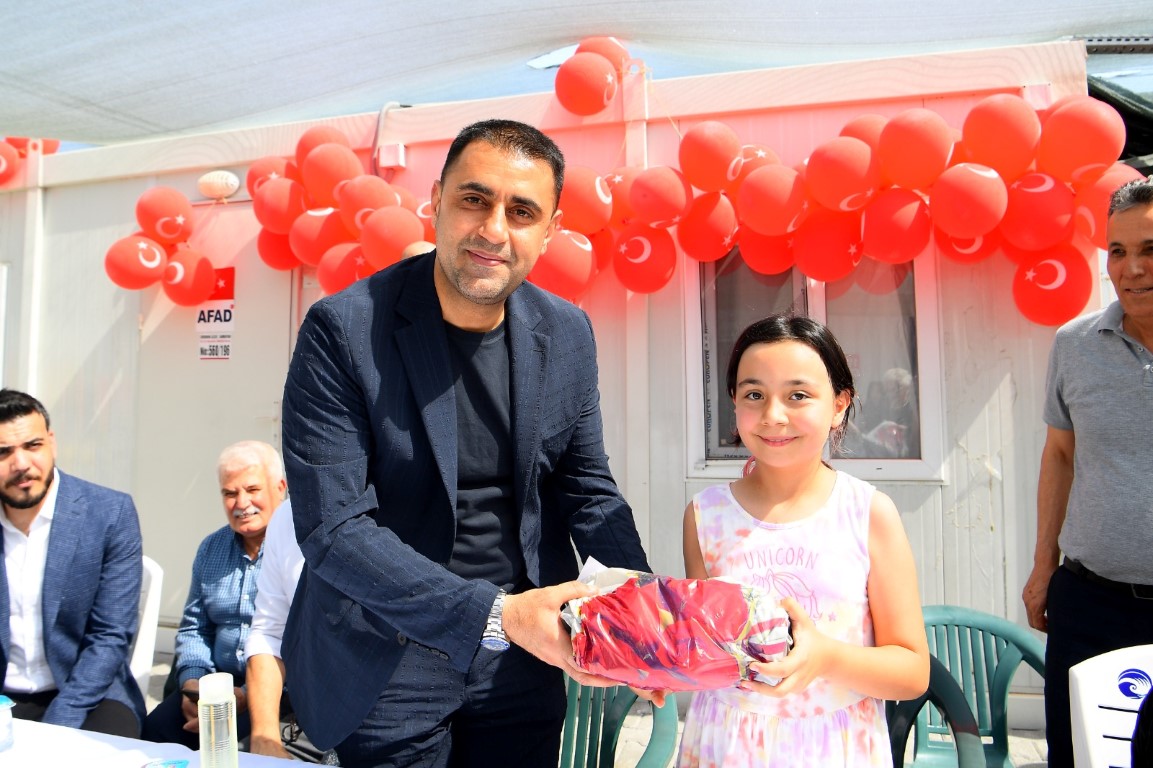Başkan Kozay Konteyner Kentte Çocuklarla Bayramlaştı	
