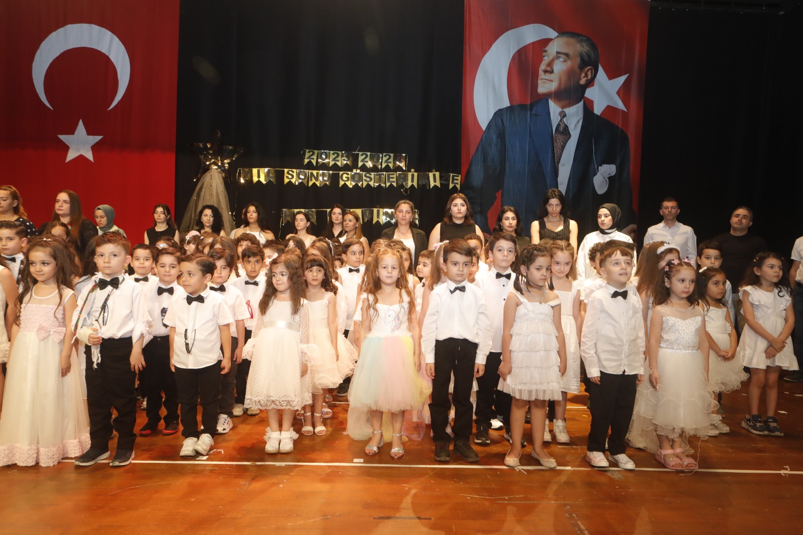Çukurovalı Miniklerin Mezuniyet Heyecanı	