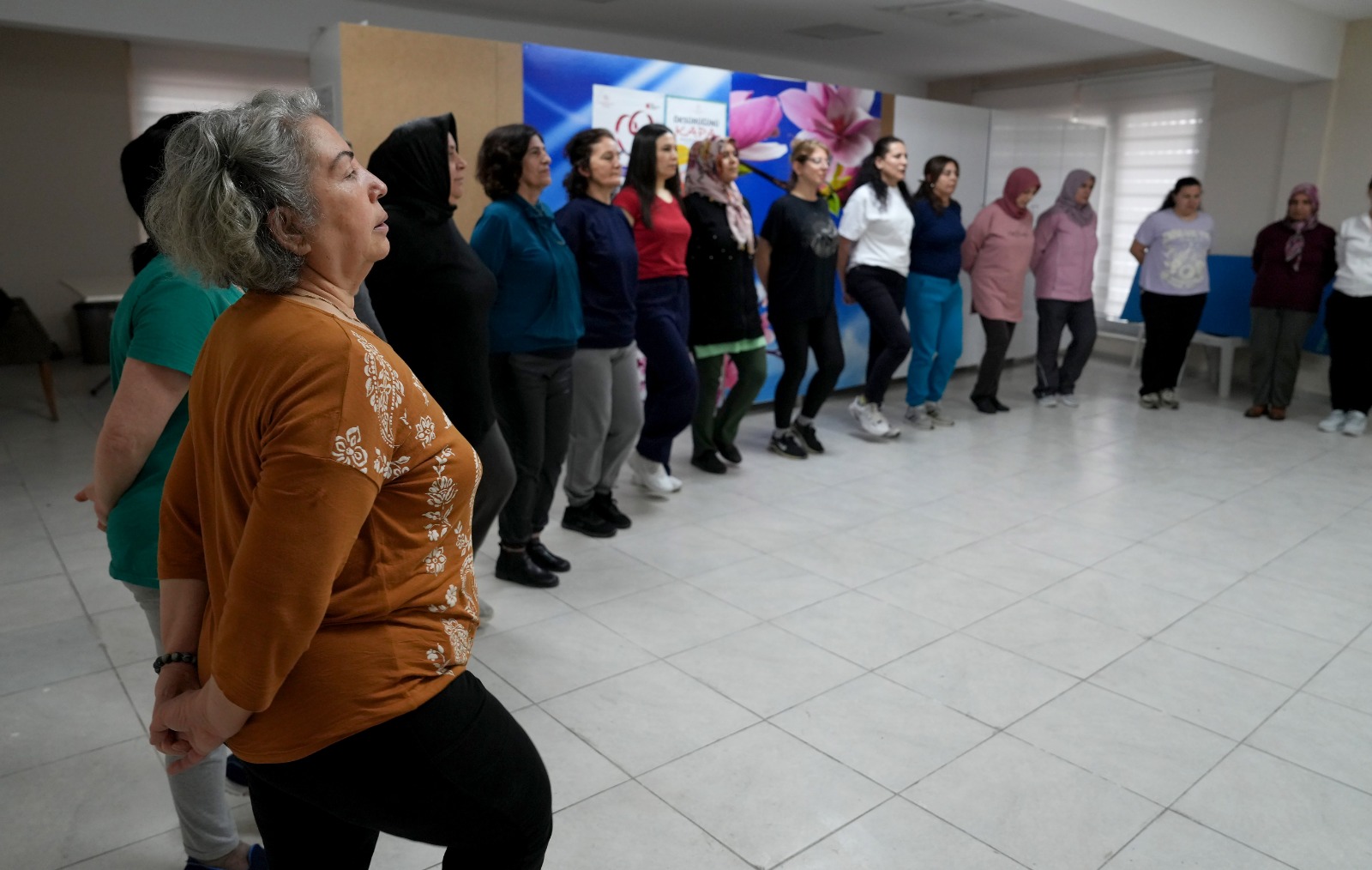 ÇUKUROVA BELEDİYESİ’NDEN KADINLARA HALK OYUNLARI KURSU