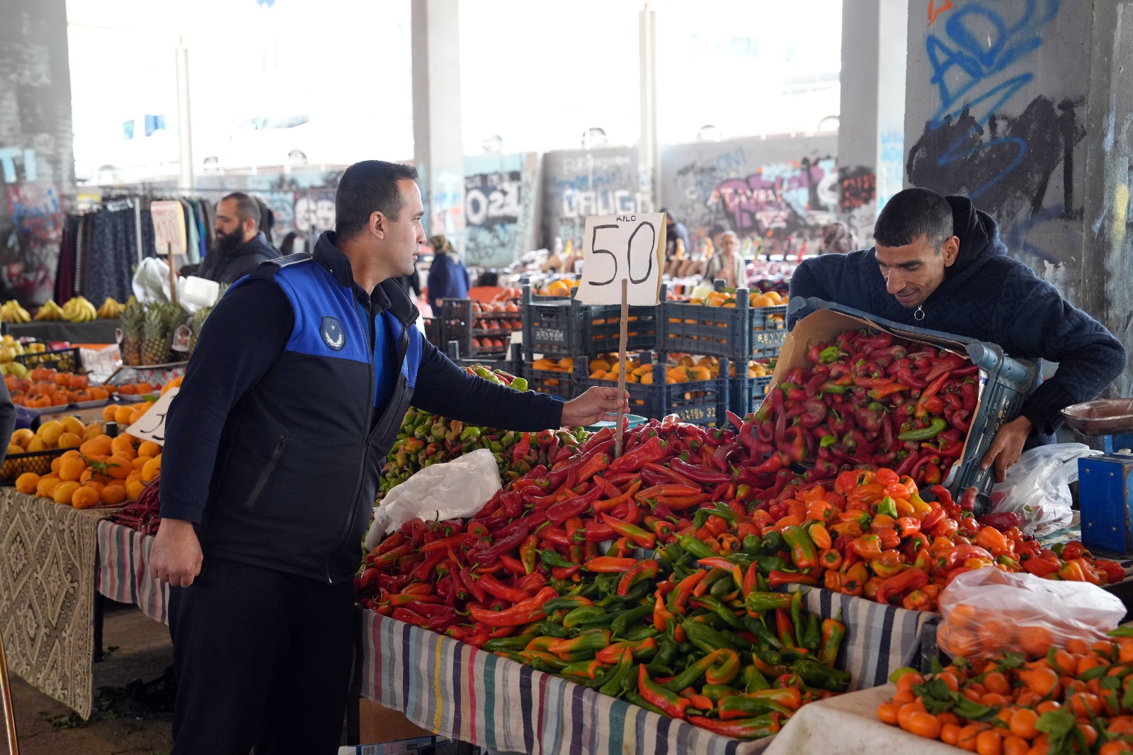 ÇUKUROVA BELEDİYESİ’NDEN PAZARLARDA SIKI DENETİM