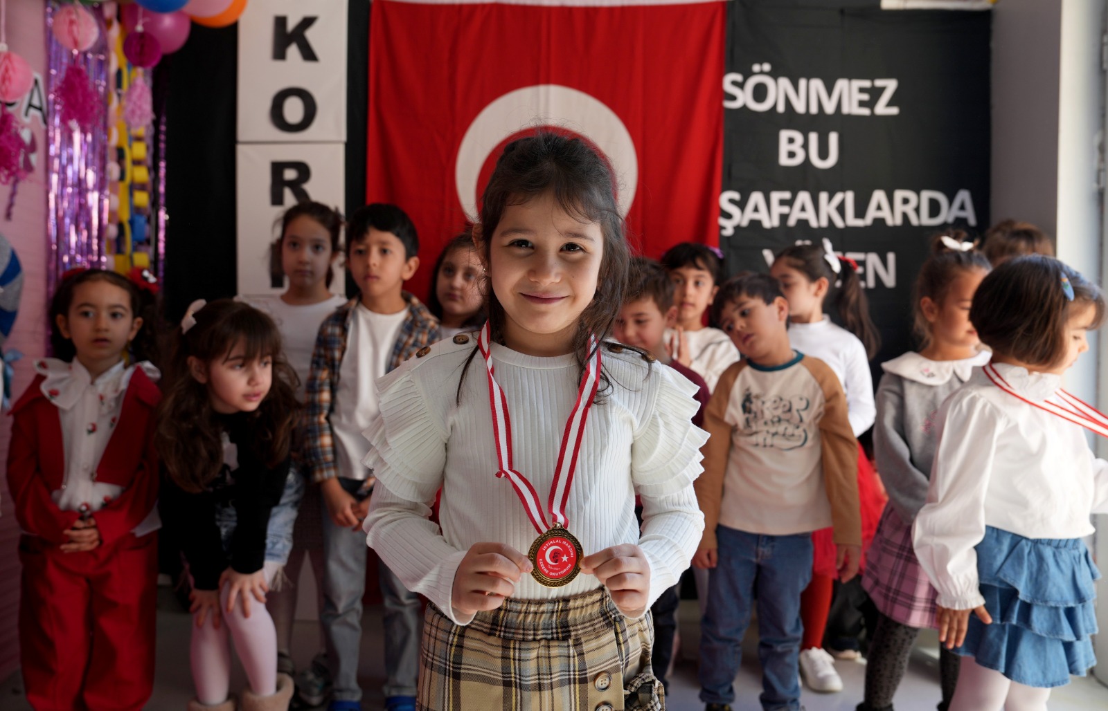 ÇUKUROVA’DA MİNİKLERDEN İSTİKLAL MARŞI’NA ANLAMLI ANMA